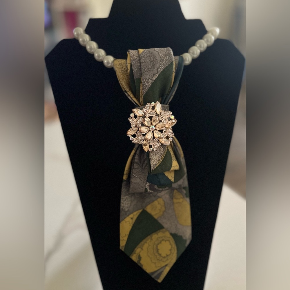 Elegant grey, green and yellow tie necklace with a Gold and Silver Floral Brooch